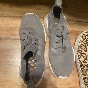 grey adidas tennis shoes